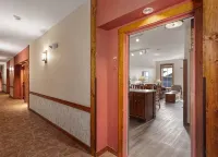 Cozy Condo located in the heart of Snowshoe and directly off the main ski area! - 4-Star