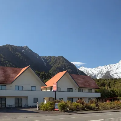Bella Vista Motel Fox Glacier Hotels near Fox Glacier South Side walk (start point)