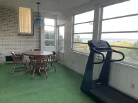 Lake views and Sunsets for Days - gimnasio