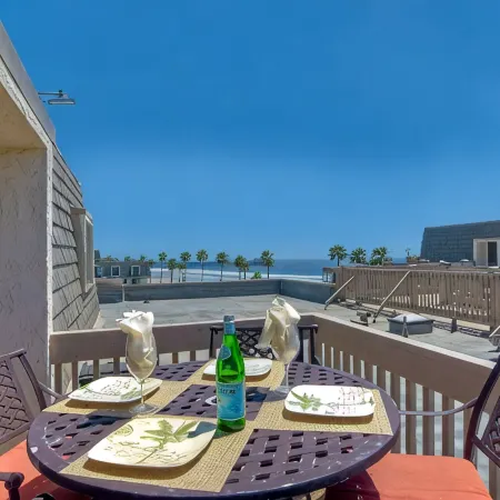 Northcoast Village Beautiful Penthouse w/ large rooftop deck and VIEWS!