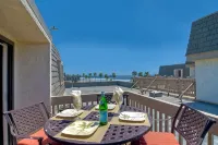 Northcoast Village Beautiful Penthouse w/ large rooftop deck and VIEWS! - ที่มีฟิตเนส