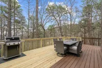 Hidden Haven - Kids friendly home, Great Location, Extended Deck, Outdoor Dining - Chalets