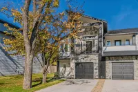 Entertainment District -Walk to Stadiums - Near Six Flags -Sleeps 8 - Balkoner