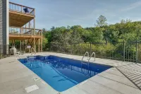 PRIVATE POOL AND HOT TUB!  In Town spacious 8 Bedroom and 8.5 Bathroom home. - บังกะโล