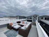 Luxury Multi Floor Single Family with Roof Deck & Hot Tub 4/5 Bedrooms 3.5 Baths - Wi-Fi