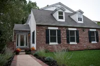 The Wild Rose ~ A Custom Glam Cottage with Theater! in Historic Old St Charles - 무료 와이파이
