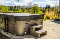 Lux family retreat, hot tub, specular views. Spacious home on the golf course. - de charme