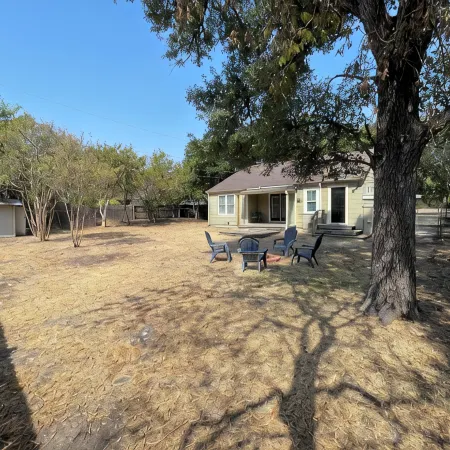 Charming, cozy cottage located 1/2 mile, or 3 min. walk to Kyle Field.