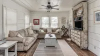 Updated Farm House on 1/2 Acre 1 Block From Aransas Bay - Homestays