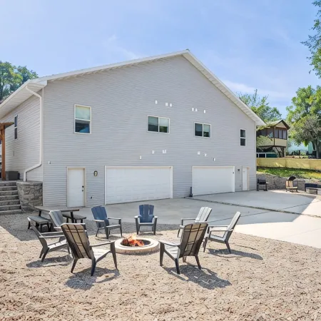 Spacious 6 Bedroom less than 10 min walk to Downtown WI Dells! Sleeps 20+!