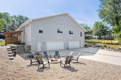 Spacious 6 Bedroom less than 10 min walk to Downtown WI Dells! Sleeps 20+! - 3-Star