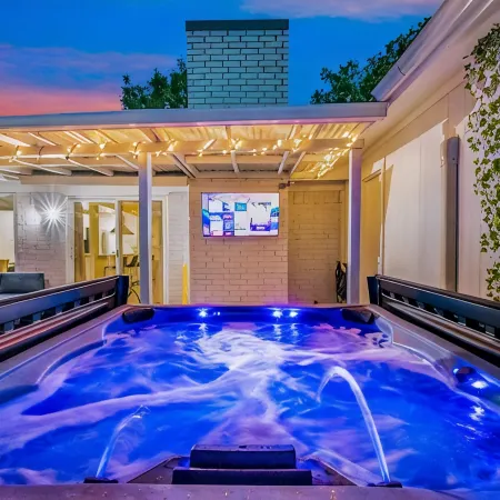 Hot Tub, Putting Green, Game Room!