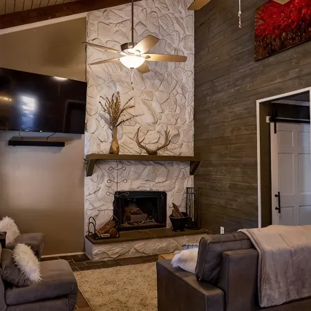 Stunning 3/3 Just a Block from the Slopes! Large Deck Great for Families.