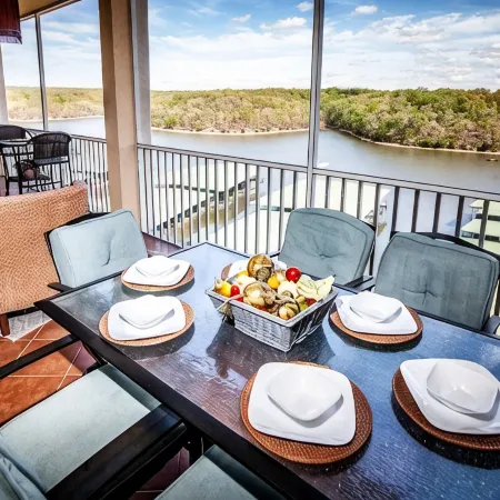 8104 Towers, Beautiful Condo! Quiet! Elevators, Indoor/Outdoor Pools. Free Wifi