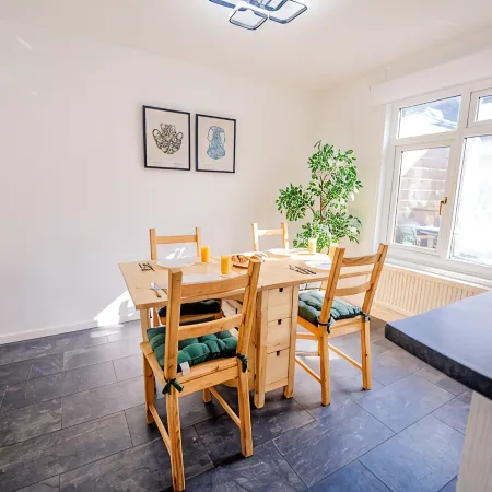 3 BR House with Free Parking, Garden & Fast WiFi