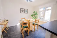 3 BR House with Free Parking, Garden & Fast WiFi - 2つ星