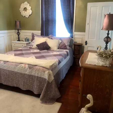 Private 3 room Queen Suite w/Kitchenette