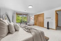 American Alps Lodge: Riverfront, Hot Tub, EV Charger, Game Room - 4-Star