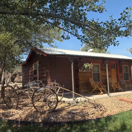 1800 Pioneer Cabin on Main Near Capitol Reef