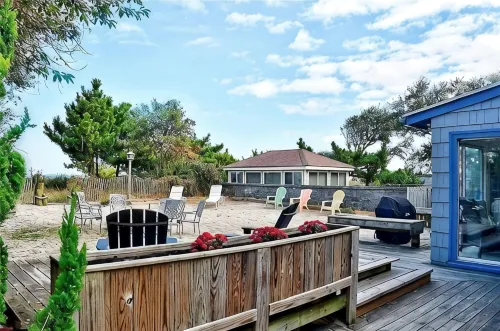 Your own private beach with this charming 3-bedroom beachfront house! - de charme