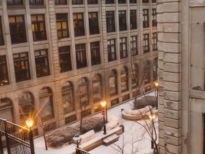 Le Saint-Sulpice Hotel Montreal