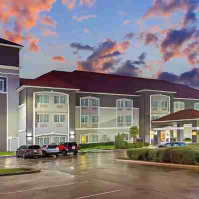 La Quinta Inn & Suites by Wyndham Cleburne Hotel Exterior