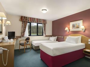 Days Inn by Wyndham Michaelwood M5