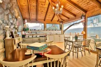 AlmondHouse Suites with Fireplace - Adults Only - breakfast