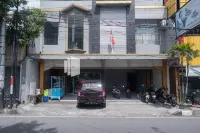 Crown Residence Near Tugu Yogyakarta Mitra RedDoorz Hotels in Jetis