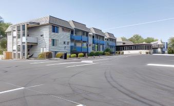 1. Days Inn..