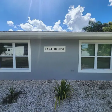 Lake House on the LEGOLAND Chain-of-Lakes with Private Pool, Beach and Boat Dock