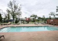 Community Pool, Fishing Ponds, Hot Tub, Large Family Room-Single Story