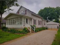 Family sized home 3 Minutes to the Jet Express and 30 minutes from Cedar Point!