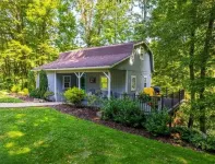 The Blue Door Cottage Hotels in Wayne Township