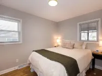 Updated 3 bed + office ranch home close to Downtown Madison Hotels in Monona