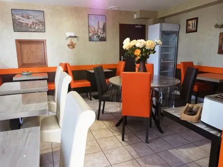 Logis hôtel les Confins du Perche Отели в г. Гре-Сюр-Рок