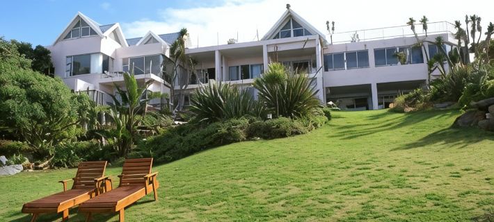The Pink Lodge on the Beach Hotels in George
