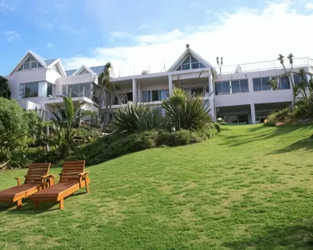 The Pink Lodge on the Beach Hotels in George