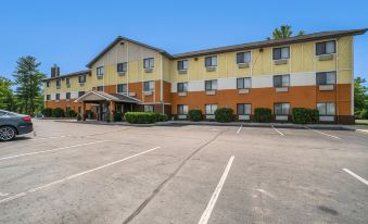 Days Inn & Suites by Wyndham Traverse City
