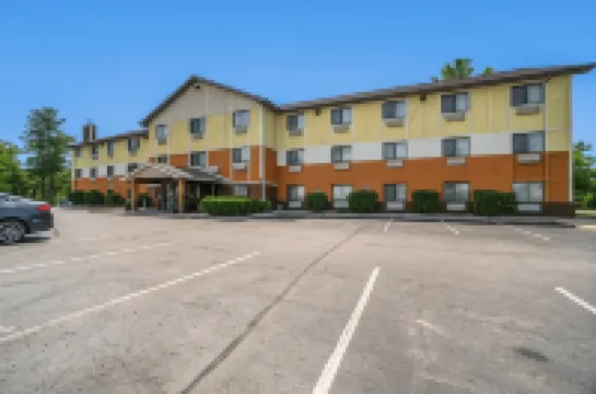 Days Inn & Suites by Wyndham Traverse City Hoteles en 
