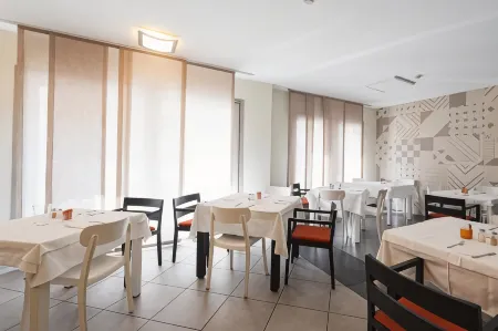 Parini Hotel Отели в г. Мероне