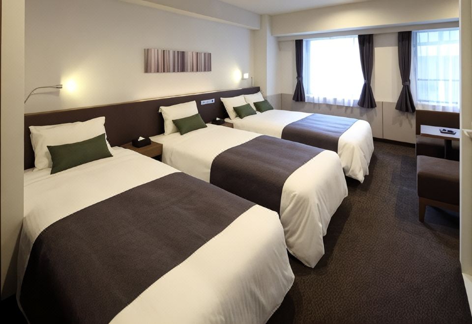 [와이스 호텔의 깔끔하고 현대적인 로비 전경 사진]