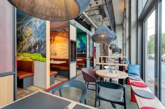 Schulz Hotel Berlin Wall at the East Side Gallery