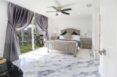Lovely 2-bedroom condo in Margate with WiFi, AC Hotels near Value Pawn & Jewelry