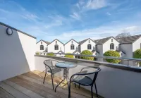 Nice place, great lakeside locationHeated Pool,Spa Bath,Strong WiFi,SKY TV