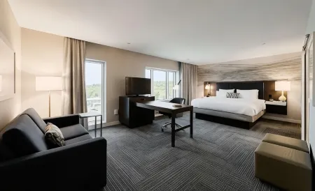 Hampton Inn & Suites by Hilton Quebec City Levis Отели рядом с достопримечательностью «Парк Солей»