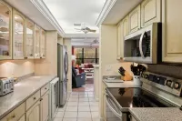 Island Townhouse Steps from the Ocean, Large Lanai, Heated Pool - Summer Avail