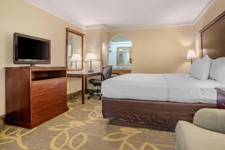 Clarion Inn Conference Center Отели рядом с достопримечательностью «Хаумас Хаус энд Гарденс»