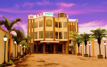 Hotel YNO Castle Kepanjen Отели в г. Ngajum