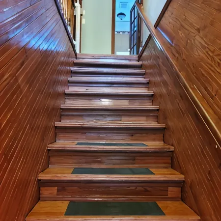 Beautiful 1 Bedroom Loft with Big Jetted Tub and Shower Also on-Site Parking !
